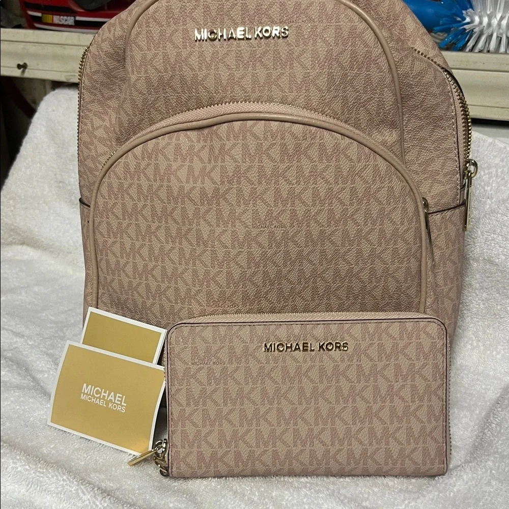 Michael Kors Beige Monogram Backpack and Wallet - Picture 2 of 7